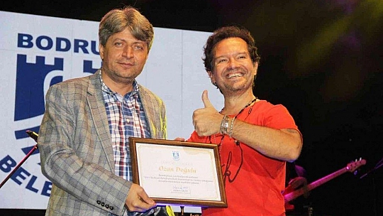 Ozan Doğulu ve Hera, Bodrum Kalesi'nde sahne aldı