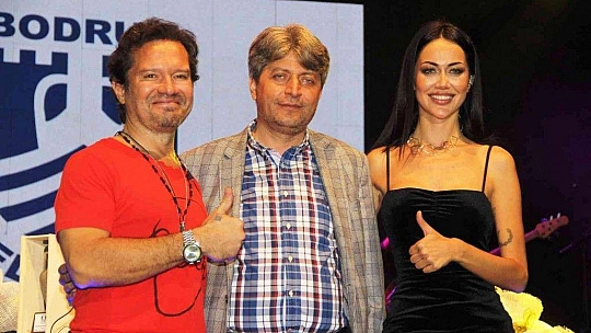 Ozan Doğulu ve Hera, Bodrum Kalesi'nde sahne aldı