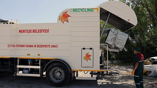 Çöp konteynerlerine hassas temizlik