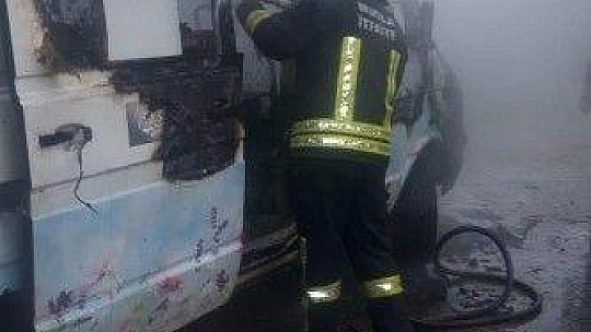 Park halindeki minibüs yandı