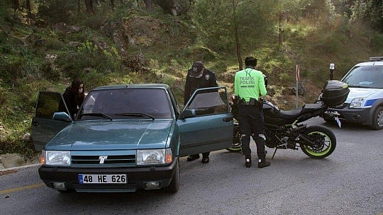 Polisi görünce, kız arkadaşını araçta bırakıp dağa kaçtı