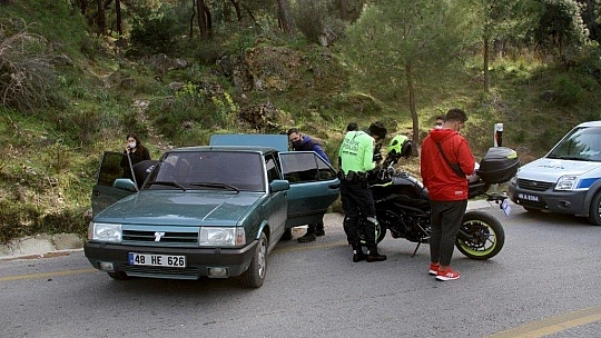 Polisi görünce, kız arkadaşını araçta bırakıp dağa kaçtı