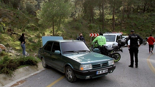 Polisi görünce, kız arkadaşını araçta bırakıp dağa kaçtı