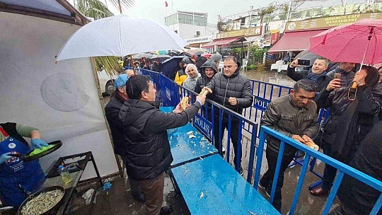 SAĞANAK YAĞIŞ ALTINDA SAATLERCE HORON OYNADILAR