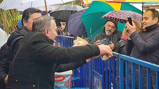 SAĞANAK YAĞIŞ ALTINDA SAATLERCE HORON OYNADILAR