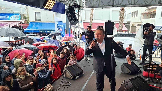 SAĞANAK YAĞIŞ ALTINDA SAATLERCE HORON OYNADILAR