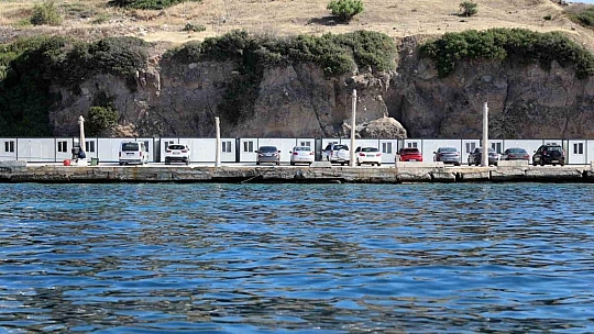 Sahildeki 22 konteyneri belediye ekipleri kaldırdı