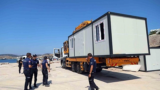 Sahildeki 22 konteyneri belediye ekipleri kaldırdı