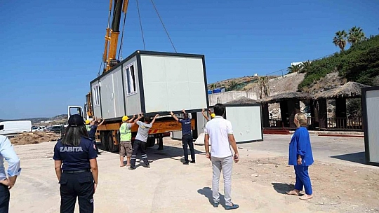 Sahildeki 22 konteyneri belediye ekipleri kaldırdı