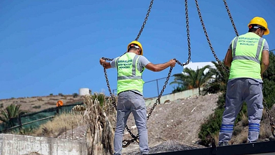 Sahildeki 22 konteyneri belediye ekipleri kaldırdı