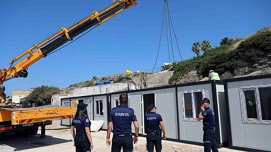 Sahildeki 22 konteyneri belediye ekipleri kaldırdı