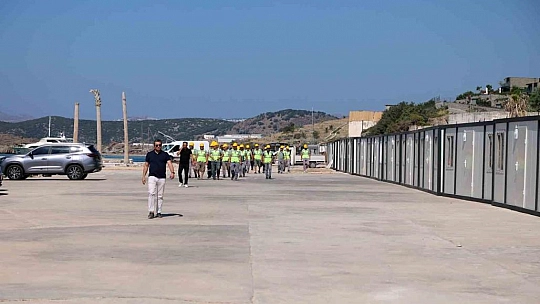 Sahildeki 22 konteyneri belediye ekipleri kaldırdı