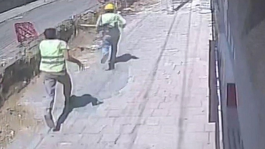 Şeride takılan kurye kazılan kanala düştü