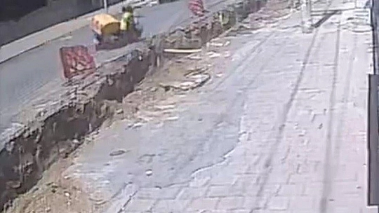 Şeride takılan kurye kazılan kanala düştü