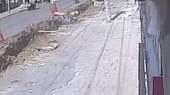 Şeride takılan kurye kazılan kanala düştü