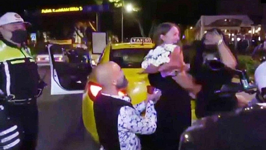 Sevgilisine evlilik teklifi yapmak için kendisini trafik ekiplerine yakalattı