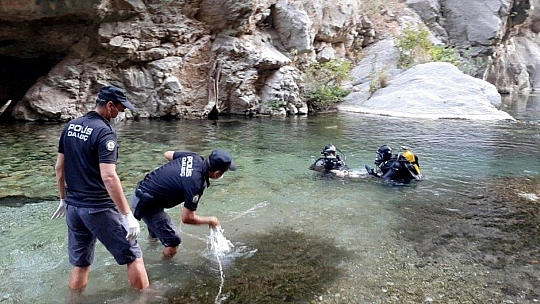 Seydikemer'de serinlemek için girdiği derede boğuldu