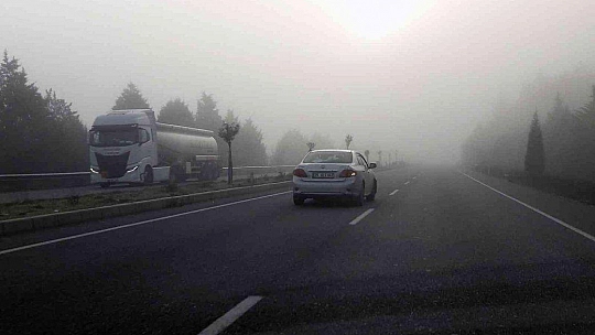 SİS NEDENİYLE GÖRÜŞ MESAFESİ 10 METREYE DÜŞTÜ