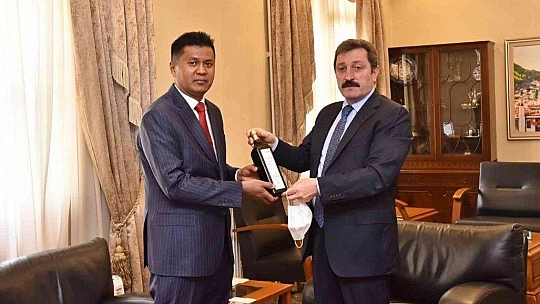Sri Lanka Ankara Büyükelçisi Vali Orhan Tavlı'yı ziyaret etti