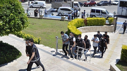 Tefeci ve kumar çetesi şüphelileri adliyeye çıkarıldı