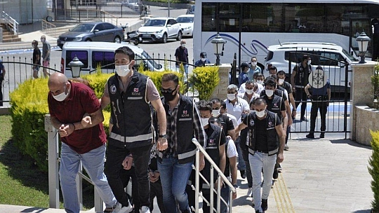 Tefeci ve kumar çetesi şüphelileri adliyeye çıkarıldı