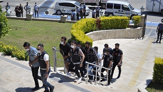 Tefeci ve kumar çetesi şüphelileri adliyeye çıkarıldı