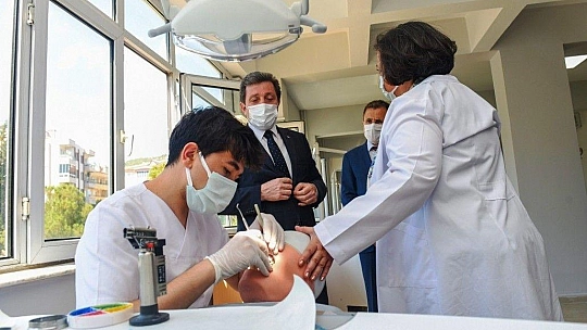 Vali Orhan Tavlı, Diş Hekimliği Fakültesini ziyaret etti