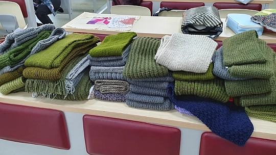 Mehmetçiklerimiz için yün kaşkol ördüler