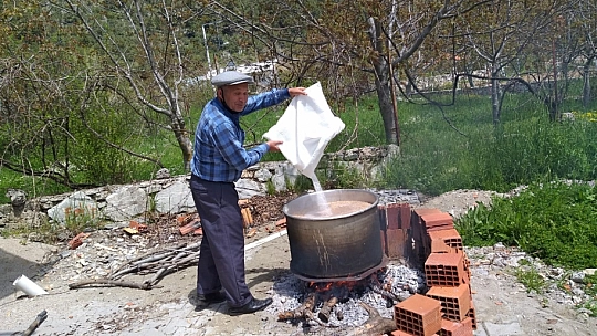Hıdrellez Şenliği Yerine Aşure İkram Edildi