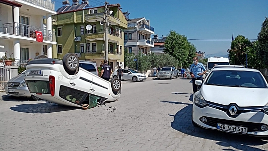 FETHİYE'DE TAKLA ATAN OTOMOBİLİN SÜRÜCÜSÜ HASTANEYE KALDIRILDI