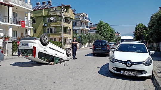 FETHİYE'DE TAKLA ATAN OTOMOBİLİN SÜRÜCÜSÜ HASTANEYE KALDIRILDI