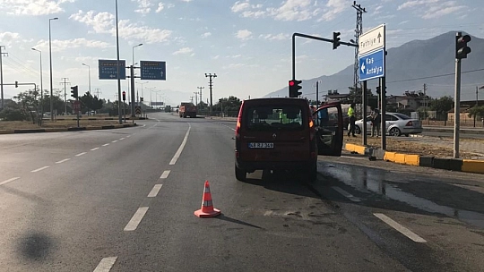 Kamyonetle Çarpışan Motosikletin Sürücüsü Öldü