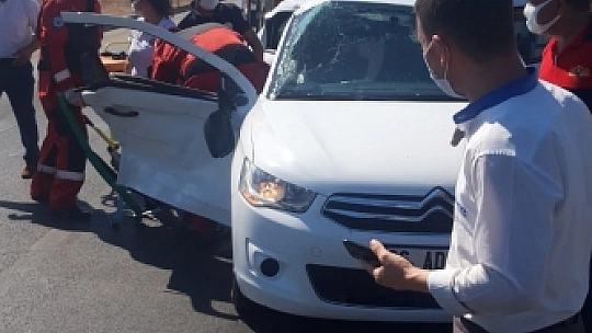 Sıkıştığı araçtan itfaiye ekipleri kurtardı