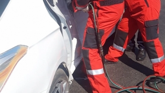 Sıkıştığı araçtan itfaiye ekipleri kurtardı