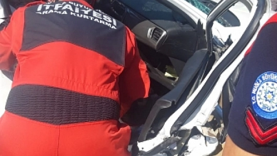 Sıkıştığı araçtan itfaiye ekipleri kurtardı