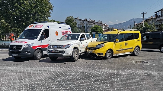 TİCARİ TAKSİ İLE KAMYONET ÇARPIŞTI