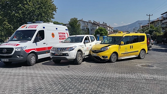 TİCARİ TAKSİ İLE KAMYONET ÇARPIŞTI