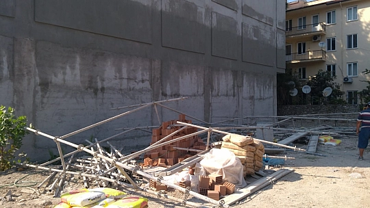 İnşaat iskelesi çöktü 4 yaralı