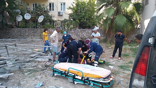 İnşaat iskelesi çöktü 4 yaralı