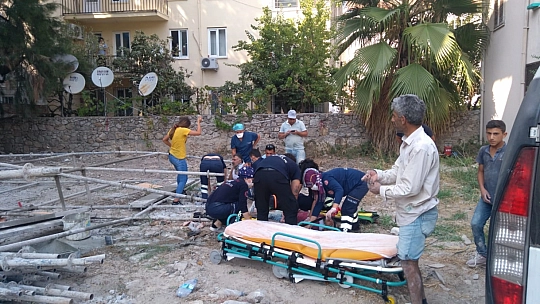 İnşaat iskelesi çöktü 4 yaralı