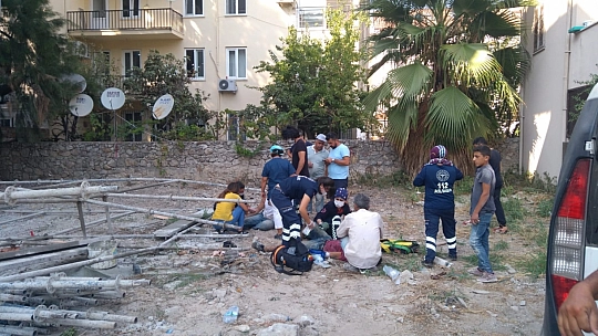 İnşaat iskelesi çöktü 4 yaralı