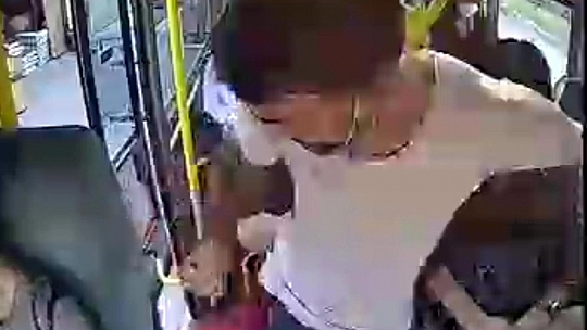 DOLMUŞ ŞOFÖRÜNE SALDIRI ANI KAMERADA