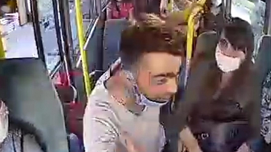 DOLMUŞ ŞOFÖRÜNE SALDIRI ANI KAMERADA