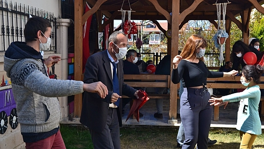 Yardımsever kaptandan engelli öğrencilere forma 