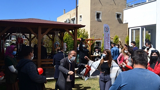 Yardımsever kaptandan engelli öğrencilere forma 