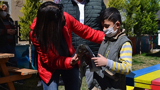 Yardımsever kaptandan engelli öğrencilere forma 