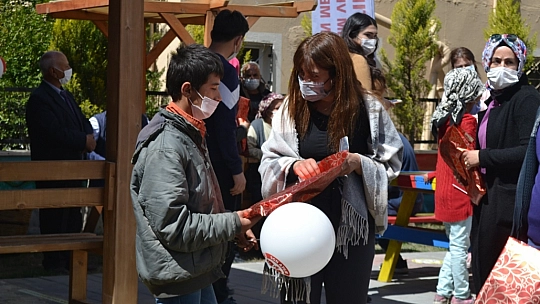 Yardımsever kaptandan engelli öğrencilere forma 