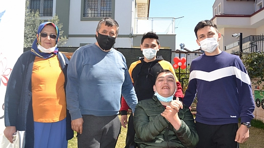 Yardımsever kaptandan engelli öğrencilere forma 