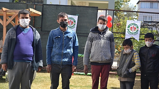 Yardımsever kaptandan engelli öğrencilere forma 