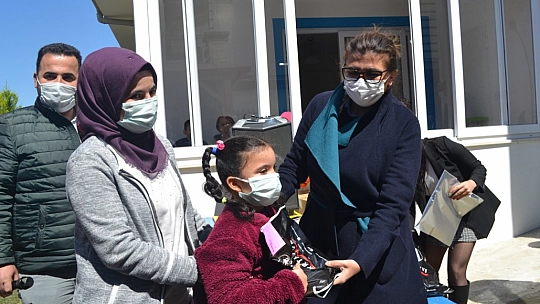 Yardımsever kaptandan engelli öğrencilere forma 